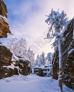 在俄罗斯中乌拉尔山脉的波尔姆地区 著名的石城之地 有美丽的怪异岩石仙境雪堆阳光橙子冒险日落蓝色森林季节太阳图片