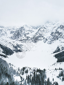 空中 塔特拉斯山脉的蒙雪湖Morskie Oko溪流森林顶峰天空岩石地标山脉全景池塘树木图片