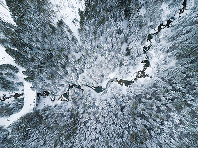 雪冬山中小溪的空中景象树木岩石池塘假期旅游溪流旅行森林山脉游客图片