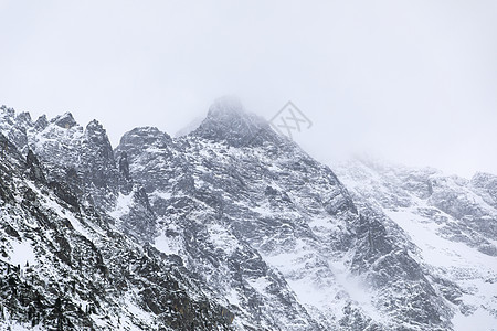 雪覆盖的山脉 冬季风景图片