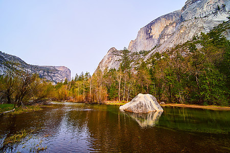 Yosemite半穹顶旁边镜湖的Boulder图片