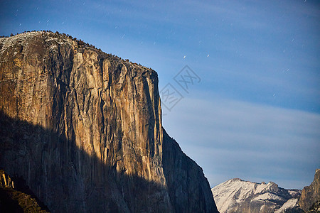 夜间在约塞米特的El Capitan山图片
