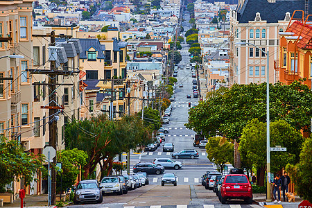 位于旧金山陡峭道路的多彩房屋图片