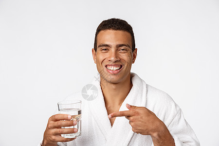 一个有魅力的男人 在白色背景下 喝杯水的好男人手势喜悦瓶子爆炸健康成人手指男性快乐幸福图片