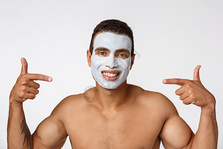 照片来自非洲男子笑脸霜 在白背景上被隔绝的面霜夹在脸上胸部震惊皮肤微笑牙齿浴室反射躯干泡沫刀刃图片