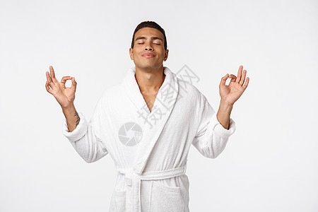 集中在莲花位置的非洲人裁剪 闭着眼睛沉思 穿着浴袍和毛巾的男性在白色背景下被隔离练习情感护理瑜伽冥想身体黑色衬衫专注精神图片