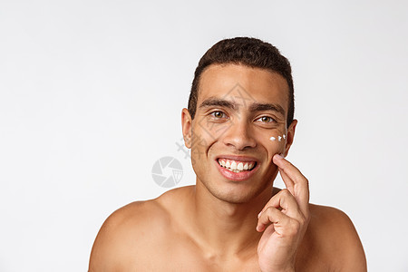 照片来自非洲男子笑脸霜 在白背景上被隔绝的面霜夹在脸上牙齿微笑胸部快乐反射乐趣蓝色泡沫躯干剃刀图片