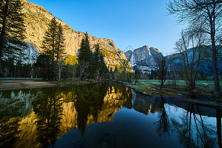 在约塞米特与上瀑布相距遥远的Yosemite河边金色时图片