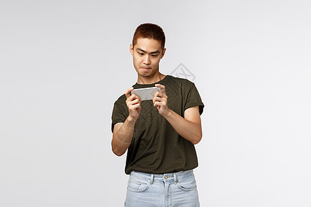 技术 在线生活方式和通信概念 在家住着的喜乐极怪人亚洲人的肖像 共舞期间的社会舞蹈19 下载智能手机应用程序 玩赛车游戏以及男朋图片
