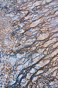 黄石公园泉源流水的详情 以独特的形态向下图片