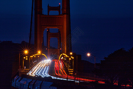 夜里穿过金门大桥的交通阻断图片