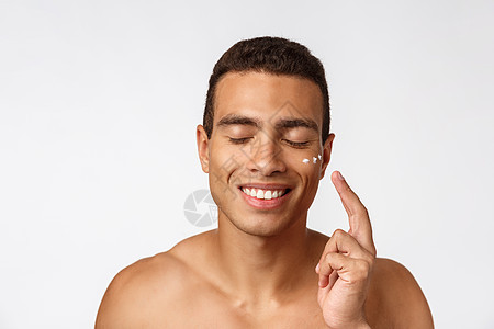 照片来自非洲男子笑脸霜 在白背景上被隔绝的面霜夹在脸上泡沫牙齿快乐头发浴室男人奶油皮肤剃刀微笑图片