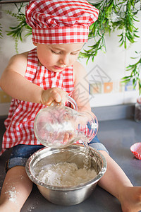 身戴厨帽的婴儿肖像帮助男生教养午餐厨师女孩童年戏服营养横幅图片