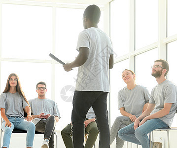 商业教练正在向联络小组传授一门课程 该接触小组目前正在学习社区合作辅导会议圆圈心理学多样性研讨会教育同事图片