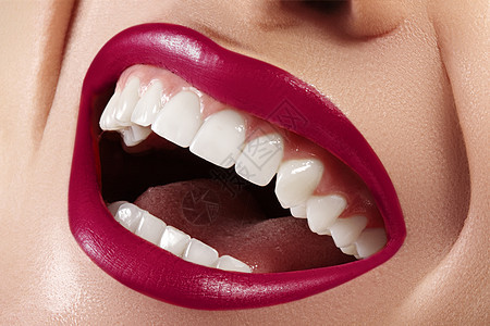 牙科美容 美丽的宏与完美洁白的牙齿 时尚嘴唇红色构成 美白牙齿 健康治疗牙医成人病人欢乐口腔科女孩肤色诊所卫生单板图片
