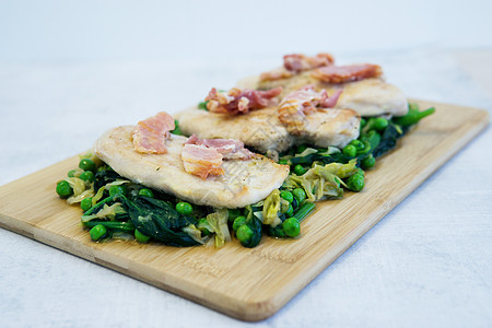 鸡胸和培根加蔬菜沙拉 在木头板上 自制食物 在家做饭迷迭香烹饪美食午餐猪肉叶子木板家禽草本植物面包图片