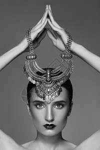 漂亮的女人 有银领带的银颈项链 在头顶上 时装风格 珠宝奢侈品 黑白图片