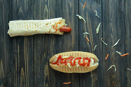 鸡肉面包和香肠 热狗放在木制背景上 照片附有复制空间图片
