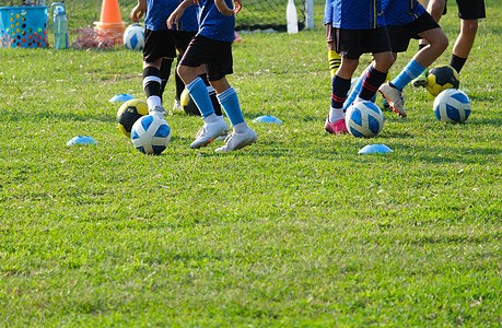 一群学生在草地上跑踢足球 孩子们在夏令营打橄榄球 关门了 (笑声) (掌声)图片