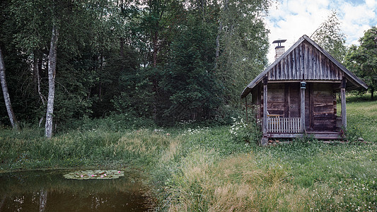 立陶宛国家森林草地 一个过度生长的草原上的旧式和废弃的浴池建筑村庄草地农村洗澡国家古董澡堂休息乡村图片