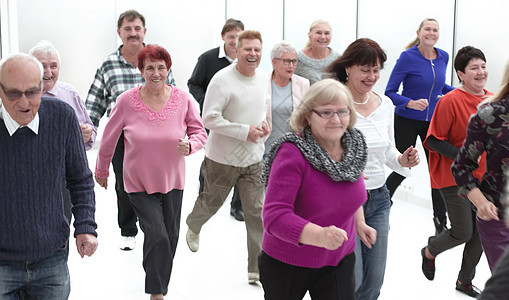一组退休人员正准备退休 组别为年长者p快乐动机多样性商业友谊男人团体老年银行速度图片