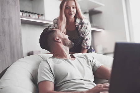 年轻家庭在厨房里闲暇时间生活预算男人快乐互联网夫妻男性幸福电脑妻子图片