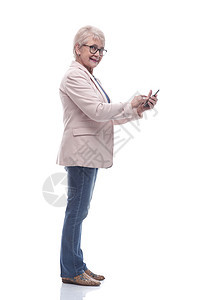 可爱的老女人在用智能手机说话服务互联网广告牌电话人员眼镜牛仔裤技术老年退休图片