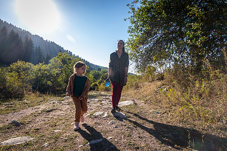 女人和女儿5岁 在山上远足的五岁图片