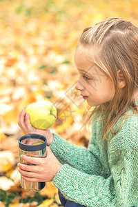 女孩与苹果和饮料 在秋季公园女孩们服装童年情绪幸福季节营养休闲女性金发图片