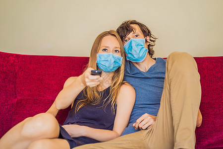 男人和女人坐在隔离区 在家里坐着看电视 科罗纳病毒 流行病 检疫流感感染疾病警报全球夫妻危险旅行旅游安全图片