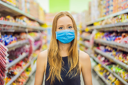 在超市或商店购物时 惊慌失措的女性戴着防冠状病毒的医用口罩  健康 安全和流行病概念  年轻女性戴着防护面具和储存食物杂货店购物图片
