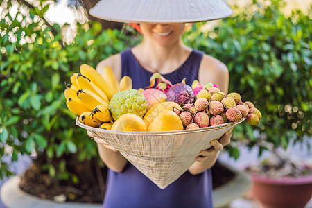 戴越南帽子的水果种类繁多 戴越南帽子的妇女城市篮子海滩送货女性市场椰子食物摊位旅行图片