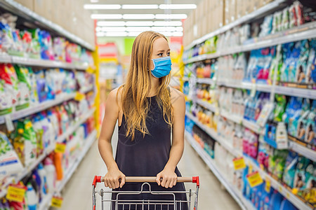 在超市或商店购物时 惊慌失措的女性戴着防冠状病毒的医用口罩  健康 安全和流行病概念  年轻女性戴着防护面具和储存食物感染粮食疾图片