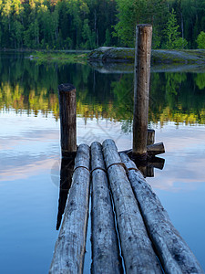 湖中木码头的田园风光 山景背景 湖边的木码头图片