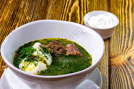 绿色索瑞尔汤 在白碗中加煮鸡蛋wedgets 有选择的焦点 背景上的一帮新鲜沙律楔子午餐草本植物奶油食物盘子白色美食蔬菜煮沸图片
