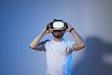 戴着虚拟现实护目镜的人 Vr 技术概念 增强现实 未来技术概念 虚拟现实图片