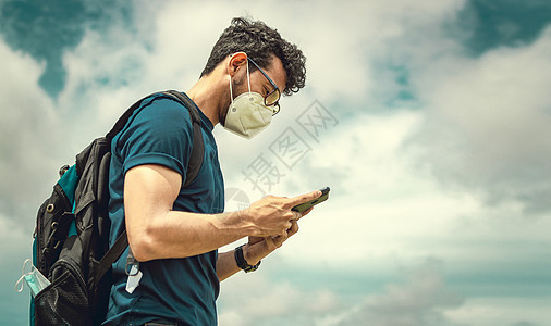 野外冒险的人拿着电话 背着背包的人在野外聊天人们旅行包男人商业年轻人勘探游客农村森林男士图片