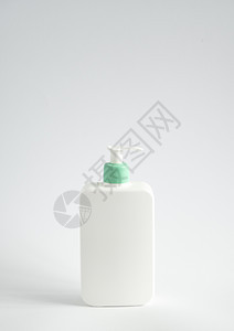 凝胶 乳液 面霜 洗发水 沐浴露的液体容器 有绿色分配器泵的化妆塑料瓶在白色背景 带复制空间的化妆品包装模型温泉卫生肥皂商品洗剂图片