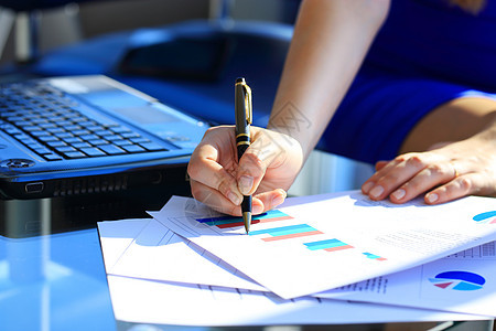 办公室内用笔写作的女商务人士女士电脑桌子工人键盘女性商务金融手指秘书图片