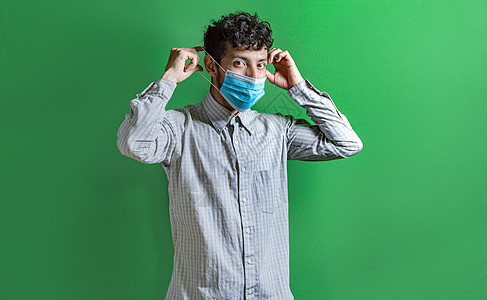 年轻人在孤立的背景下戴上面具 正确使用面具的概念疾病预防男性感染暴发生活方式传染性医疗呼吸安全图片