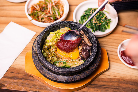 韩国传统菜盘比宾巴混合米和蔬菜包括牛肉和炒蛋盘子食物美食猪肉午餐桌子石头蛋黄菠菜餐厅图片