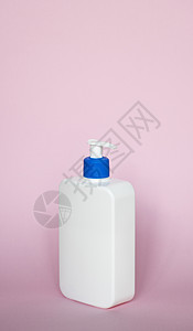 粉红色背景上的白色无品牌喷洒瓶 化妆品包装模型 带有复制空间图片