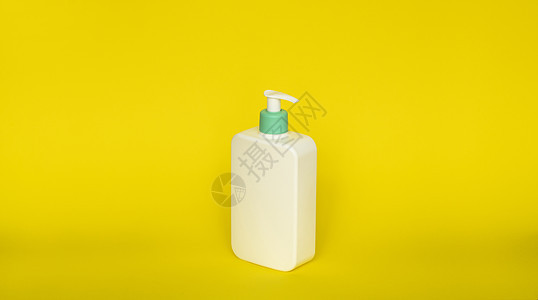 黄色背景上的白色无品牌撒布瓶 化妆品包装模型 带有复制空间图片