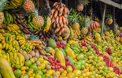 许多新鲜水果的货架 新鲜水果摊 水果和健康食品的概念 各种水果的销售健康健康饮食营养热带橙子养分市场蔬菜菠萝食物图片