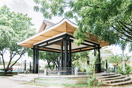 凉亭建筑一个被树木环绕的中式亭子 一个带日式亭子的公园 一个日本小寺庙的概念背景