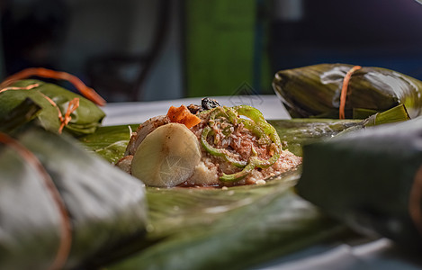 nacatamal 的制备 尼加拉瓜 nacatamal 的详细阐述美食催产素食品食物叶子面包蒸肉盘子玉米烹饪图片