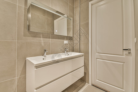 浴室门边的下沉和镜子房间家具肥皂橱柜贮存架子家庭内阁卫生间入口图片