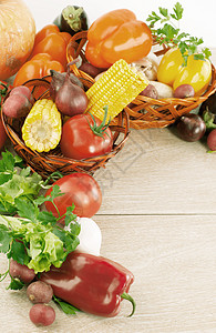 木制背景上新鲜蔬菜的边框健康木头农业乡村茄子收成营养收藏市场桌子图片