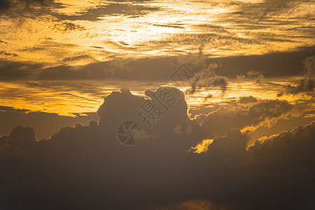 满天金黄色的天空 云彩辉丽 太阳藏在其背后 日落的橙色光芒笼罩着在安曼哈洛克岛拍摄图片