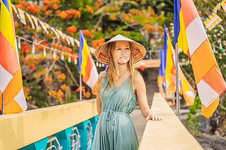 在越南传统帽子上旅游的年轻女性青年女子前往越南旅行摄影建筑学运输游客遗产商业裙子女孩城市文化图片